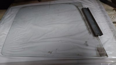 Скло дверей передніх лівих підйомне A9017200318, A9017200918 1996-2006 Мерседес Спрінтер 903-1