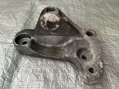 Кронштейн кріплення опори двигуна правий VW T5 7H0199207B VAG Фольксваген Т5
