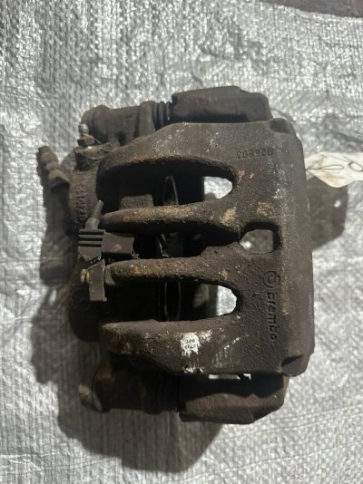 Суппорт передній гальмівний правий BREMBO 2003-2010 A6394212798 639 Мерседес Віто