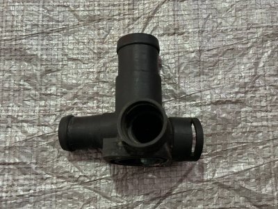 Флянець, тройнік системи охолодження VW T4 068121133AB VAG Фольксваген Т4