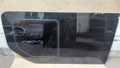 Скло з кватиркою, форточкою в кузов ліве навпроти здвижних дверей 8200005548 Рено Трафік, Опель Віваро, Ніссан Прімастар