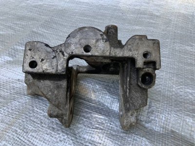 Кронштейн кріплення двигуна передній 2.5 VW T5 070199343B VAG Фольксваген Т5