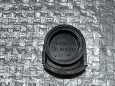 Заглушка,кришка болта кріплення ременя безпеки 701858869 VAG Фольксваген Транспортер Т4