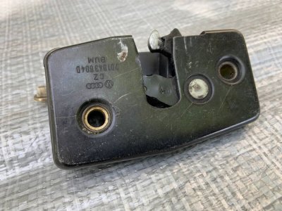Замок правой боковой сдвижной двери VW T4 701843604D VAG Фольксваген Т4