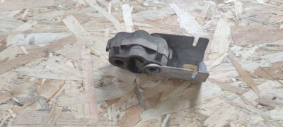 Кронштейн кріплення глушника, подушка, хомут 206510069R 2014+ Рено Трафік 3, Опель Віваро, Фіат Таленто, Ніссан NV 300