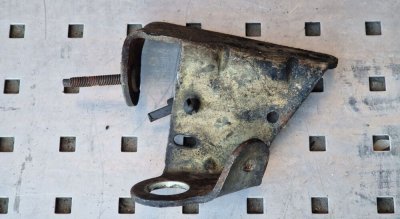 Кронштейн підвісу, петля двигуна 1.9  правий по ходу авто 7700109472, 7700110513, 8200073614, 8200290662, 8200691687 Рено Трафік, Опель Віваро, Ніссан Прімастар