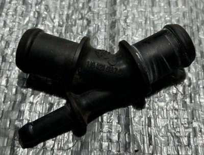 Трійник патрубка системи охолодження VW T5 1J0121087D VAG Фольксваген Т5