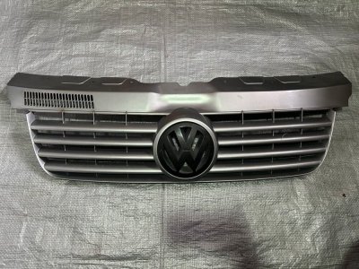 Решітка радіатору передня(колір і стан уточнювати) VW T5 7H0807101/8 VAG Фольксваген Т5-1