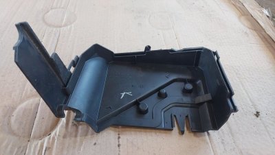 Кришка блоку запобіжників нижня частина 8200744505 Рено Кенго 2,3, Мерседес Сітан