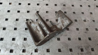 Кронштейн кріплення тросів КПП, коробки передач K9K 1.5DCI 8200502700 Рено Кенго