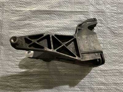 Кронштейн двигуна передній VW T5 2003+ 7H0199343 Фольксваген Т5-1