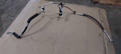 Трубка кондиціонера від радіатора до випаровувача(радіатор d15мм) 2.5 DCI 2006+, 2.0 DCI 2010+ 8200497083 Рено Трафік, Опель Віваро, Ніссан Прімастар