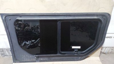 Стекло с форточкой в кузове, слева напротив сдвижных дверей 8200005548 Renault Trafic, Opel Vivaro, Nissan Primastar-1