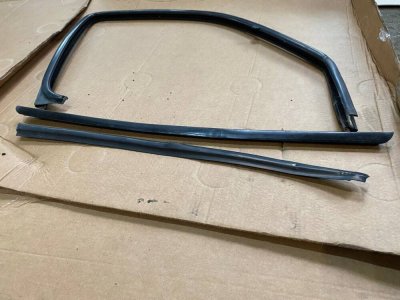 Уплотнитель стекла передней правой двери (комплект) 7701205658 Renault Kengo 2003–2008