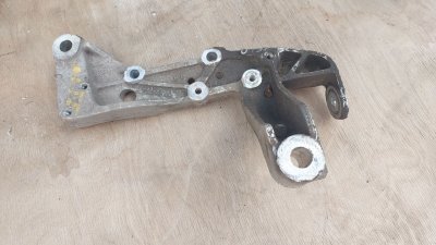 Кронштейн кріплення підрамника правий VW 1K0199296E VAG Фольксваген
