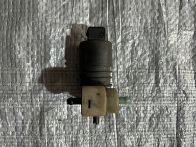 Насос, моторчик бачка омивача(на 2 виходи) VW T4 191955651 VAG Фольксваген Т4