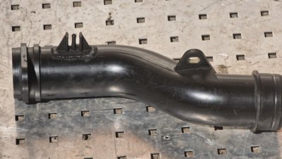 Патрубок інтеркулера від турбіни до радіатору 2.5TDI 1996-2006 2D0145828A Фольксваген ЛТ-1