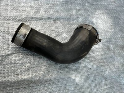 Патрубок інтерклеру до заслонки 2.5 VW T5 7H0145980R VAG Фольксваген Т5