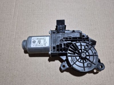 Моторчик склопідйомника передніх лівих дверей 6R0959801M VAG Фольксваген