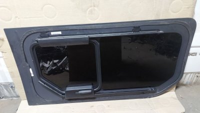 Стекло с форточкой в кузове слева напротив сдвижных дверей 823015676R Renault Trafic 3, Opel Vivaro, Nissan Primastar-1