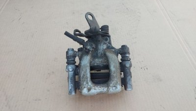 Суппорт задній правий 5K0615424 VAG Фольксваген Гольф