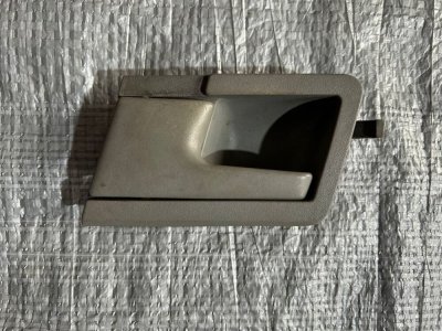 Ручка внутрішня сіра передніх лівих дверей VW T4 701837019A VAG Фольксваген Т4