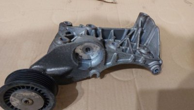 Кронштейн кріплення генератора, навісного обладнання K9K 1.5DCI 8200663057 Рено Кенго