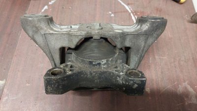 Подушка двигуна права 1.8 2002-2013 1M516P012BA Форд Транзит Коннект