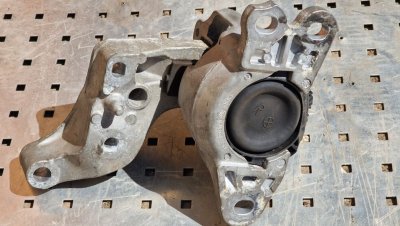 Подушка двигуна права, гідроопора з кронштейном 1.6 dci 2014+  112101360R, 112841371R Рено Трафік 3, Опель Віваро, Фіат Таленто, Ніссан NV 300-2