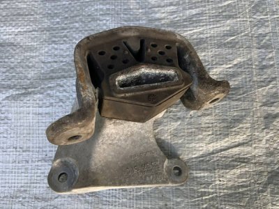 Подушка, опора двигуна, КПП ліва 2.5 VW T5 7E0399151C VAG Фольксваген Т5