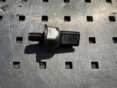 Датчик в паливній рейці 2.0HDI 2003-2008 1570K1 Сітроен Берлінго, Пежо Партнер