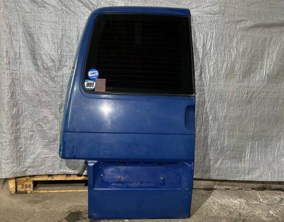 Двері задні ліві з склом (колір та стан уточнюйте) VW T4 701827103 VAG Фольксваген Т4