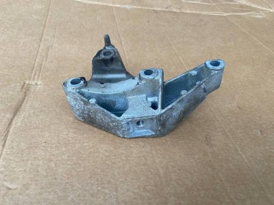 Кронштейн подушки двигуна правий K9K 1.5 DCI 8200437464 Рено Кенго 2003-2008
