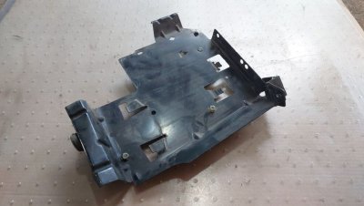 Кронштейн кріплення блоку керування двигуном 8200413340 Рено Трафік, Опель Віваро, Ніссан Прімастар