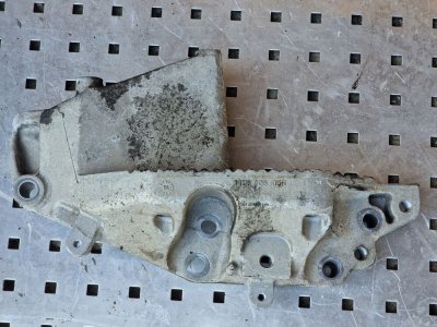 Кронштейн опори двигуна правий 2.3DCI 2010+ бітурбо 8201055993,112310605R Рено Мастер 3, Опель Мовано, Ніссан NV400