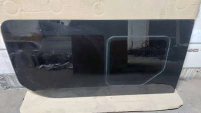 Скло з кватиркою, форточкою в кузов ліве навпроти здвижних дверей 823015676R Рено Трафік 3, Опель Віваро, Ніссан Прімастар