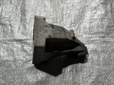Кронштейн кріплення, лапа двигуна правий 2010+ 3.0CDI OM 642 A6422232804 639 Мерседес Віто