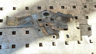Кронштейн вакуумного клапана 1.6DCI 320930795R, 8200762162 Рено Трафік 3, Опель Віваро, Фіат Таленто, Ніссан NV 300