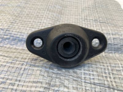 Фіксатор, направляюча бокової здвижної дверки(на кузові) VW T4 701843637 VAG Фольксваген Т4