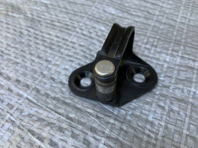 Скоба, петля замка передньої, задньої дверки VW T4 7D0837767 VAG Фольксваген Т4