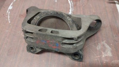 Подушка двигуна права 1.8 2002-2013 1M516P012BA Форд Транзит Коннект-2