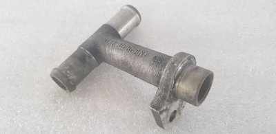 Патрубок, трубка охолодження 2.5TDI тройнік алюм. 1996-2006 074121145B Фольксваген ЛТ