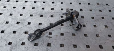 Обмежувач, фіксатор дверки передній 2008+ 	804301552R, A4157230100, 8200497572 Рено Кенго 2, Мерседес Сітан