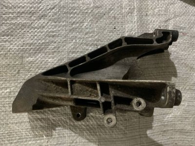 Кронштейн кріплення подушки двигуна задній VW T5 7H0199370N VAG Фольксваген Т5