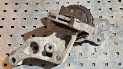 Подушка двигуна права, гідроопора з кронштейном 1.6 dci 2014+  112101360R, 112841371R Рено Трафік 3, Опель Віваро, Фіат Таленто, Ніссан NV 300-1