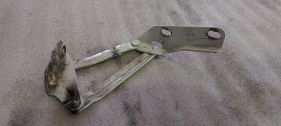 Петля, левая защелка капота (цвет и состояние уточняются) 2006+ 906 A9067500021 Mercedes Sprinter, Volkswagen Crafter
