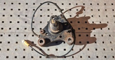 Цапфа задня  ліва з датчиком АВS 2001+  8200050015 Рено Трафік, Опель Віваро, Ніссан Прімастар