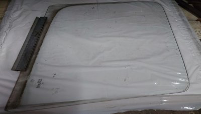 Скло дверей передніхї правих підйомне A9017200418 1996-2006 Мерседес Спрінтер 903