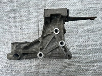 Кронштейн двигуна правий, натяжного механізму VW T4 074199207M VAG Фольксваген Т4