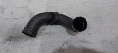 Патрубок від корпусу повітряного фільтру до турбіни 1.6 dсi 2014+ 1105223S01 Рено Трафік 3, Опель Віваро, Фіат Таленто, Ніссан NV 300